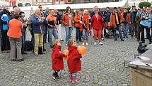 HOLANDSKÝ JARMARK na chrudimském náměstí v sobotu pokazilo deštivé počasí. Holandští přátelé z partnerského města Ede přivezli kromě tradičních sýrů také holandská jídla, pivo, ryby, sladkosti atd. Představili jejich kulturu či práci s dětmi. 