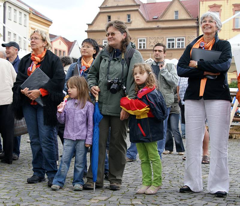 HOLANDSKÝ JARMARK na chrudimském náměstí v sobotu pokazilo deštivé počasí. Holandští přátelé z partnerského města Ede přivezli kromě tradičních sýrů také holandská jídla, pivo, ryby, sladkosti atd. Představili jejich kulturu či práci s dětmi. 