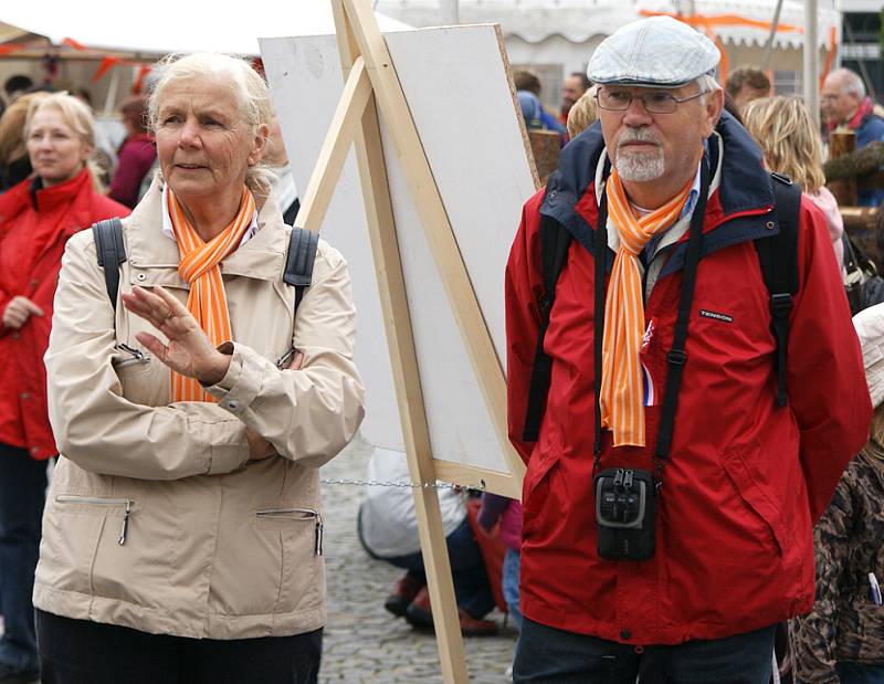 HOLANDSKÝ JARMARK na chrudimském náměstí v sobotu pokazilo deštivé počasí. Holandští přátelé z partnerského města Ede přivezli kromě tradičních sýrů také holandská jídla, pivo, ryby, sladkosti atd. Představili jejich kulturu či práci s dětmi. 