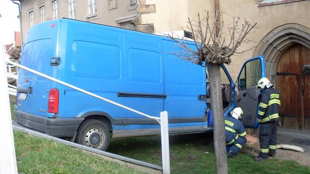 Rozjetá dodávka zavadila o chodkyni a nabourala zaparkované auto Škoda Fabia.