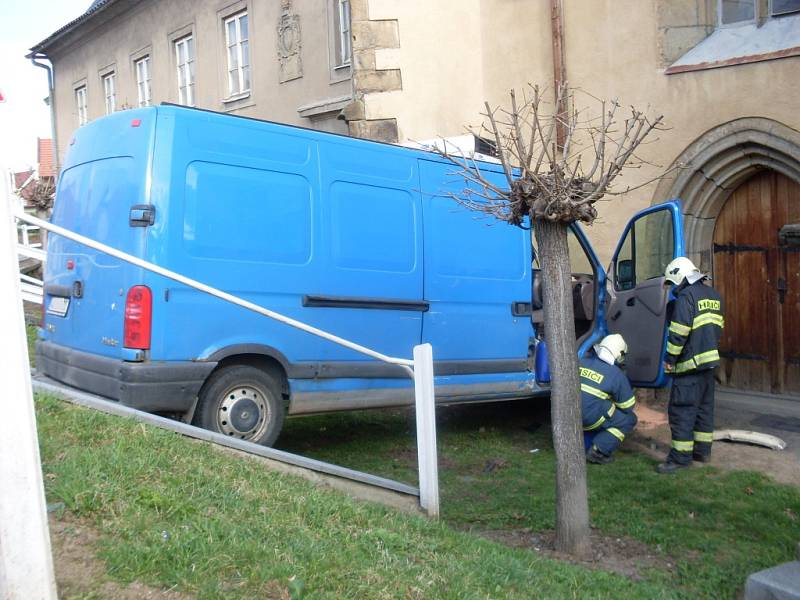 Rozjetá dodávka zavadila o chodkyni a nabourala zaparkované auto Škoda Fabia.