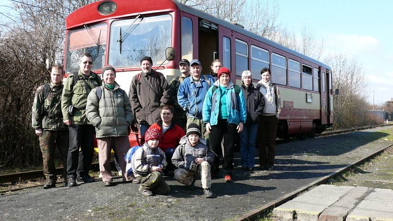 ÚČASTNÍCI POCHODU se sešli ráno na třemošnickém vlakovém nádraží. 