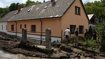 Vylitý a rozbouřený Podolský potok odnesl ve Vápenném Podolu celou silnici, vydlážděnou masivními žulovými kostkami. Místy proud během chvíle vyhloubil až metrové koryto. Vytopil rovněž dva domy.