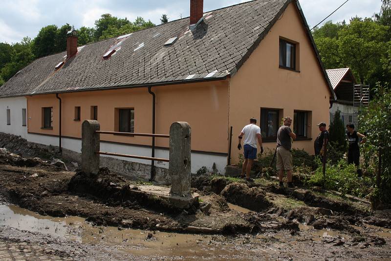 Vylitý a rozbouřený Podolský potok odnesl ve Vápenném Podolu celou silnici, vydlážděnou masivními žulovými kostkami. Místy proud během chvíle vyhloubil až metrové koryto. Vytopil rovněž dva domy.