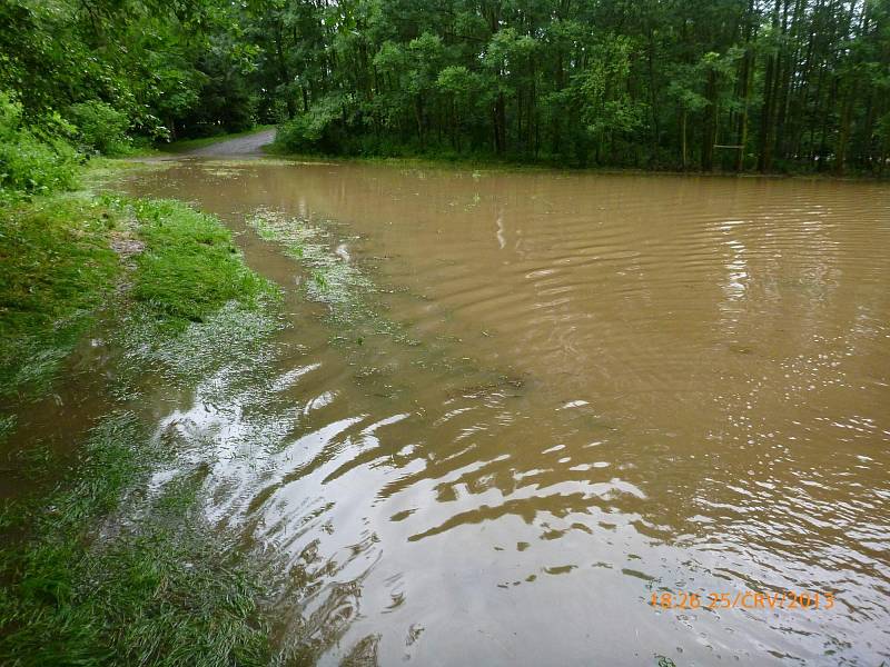 Záplavy na řece Doubravě 25. června 2013.