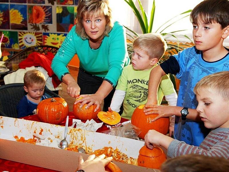 Floristka Blanka Machotová ve spolupráci s cukrárnou v Třemošnici uspořádala pro děti „Dýňové odpoledne“