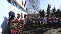 Ve skanzenu na Veselém Kopci předvedli tradiční masopustní obchůzku maškary ze Studnic u Hlinska.