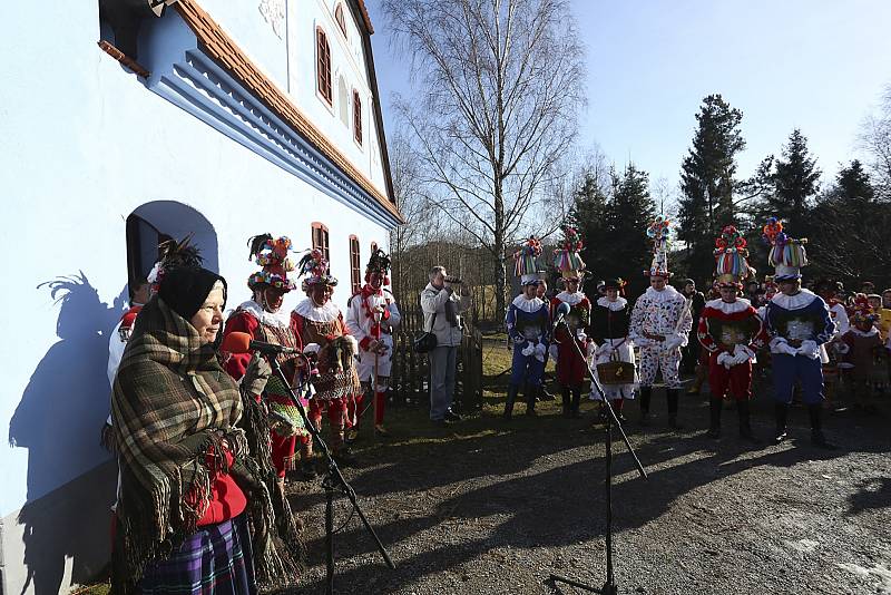 Ve skanzenu na Veselém Kopci předvedli tradiční masopustní obchůzku maškary ze Studnic u Hlinska.