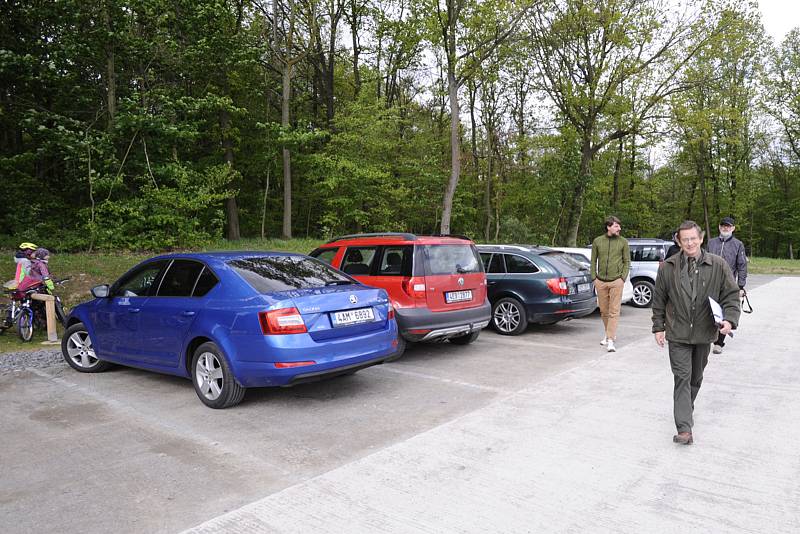 Ze slavnostního otevření parkoviště a cyklistického zázemí