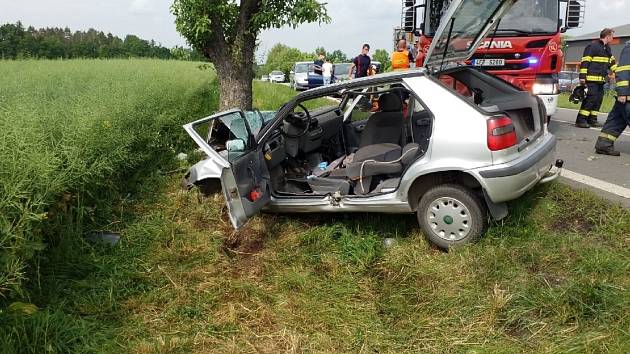 Na silnici I/37 u Drahotic mezi Slatiňany a Nasavrky řidič nezvládl řízení a s autem Škoda Felicia vyjel ze silnice a narazil do stromu.