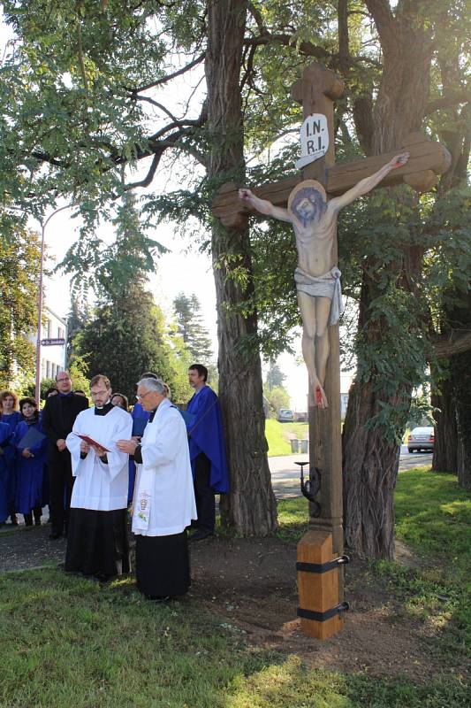 Posvěcení kříže ve Václavské ulici. 