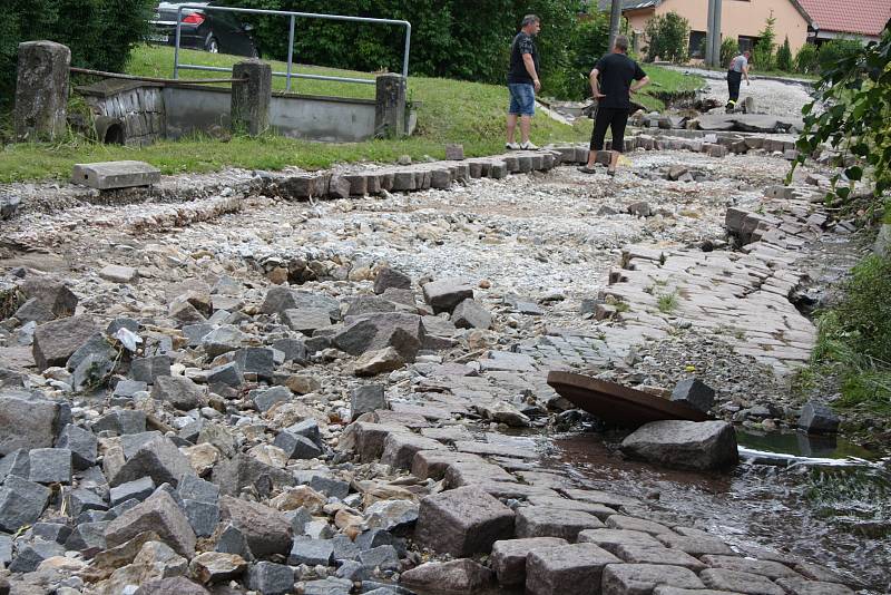 Vylitý a rozbouřený Podolský potok odnesl ve Vápenném Podolu celou silnici, vydlážděnou masivními žulovými kostkami. Místy proud během chvíle vyhloubil až metrové koryto. Vytopil rovněž dva domy.