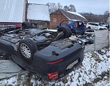 Při sobotní nehodě u obce Vrbatův Kostelec skončilo auto na vrakovišti.