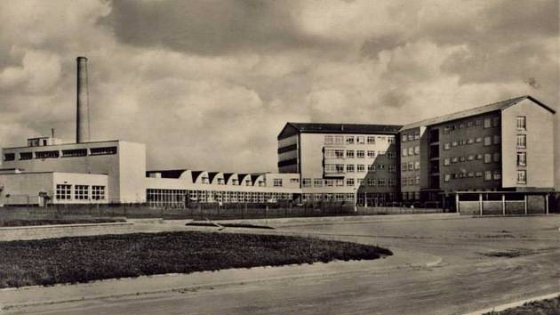 Nová moderní nemocnice v Chrudimi s 350 lůžky byla postavená za 31,5 miliónu korun a slavnostně se otevřela dne 31. srpna 1957. Monoblok byl stavěn v letech 1948 až 1957.
