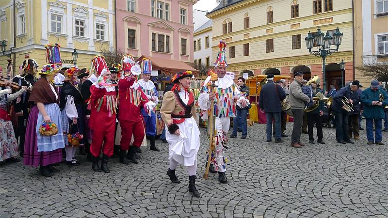 Masopustní obchůzka na Resselově náměstí v Chrudimi.