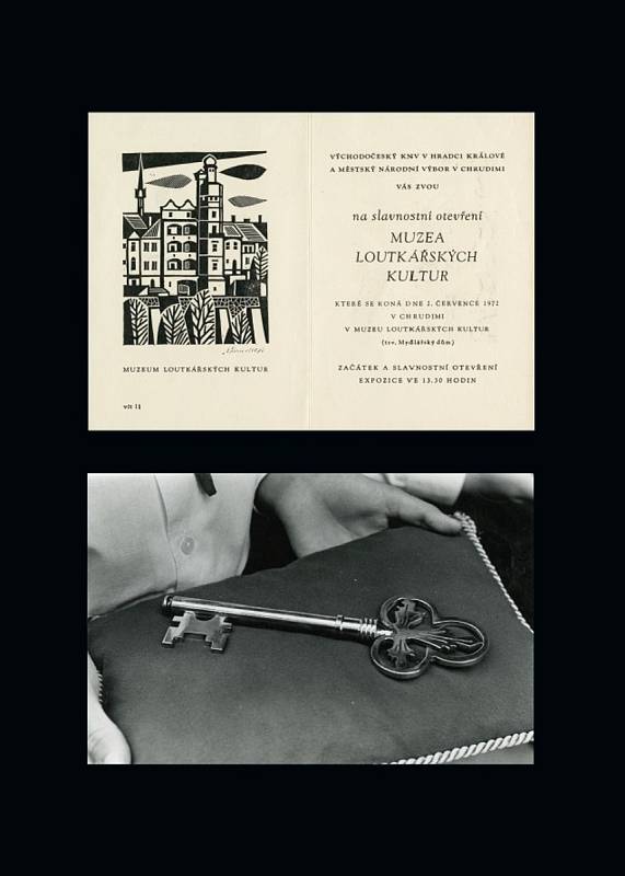 Pozvánka na slavnostní otevření Muzea loutkářských kultur a symbolický klíč, 2. 7. 1972