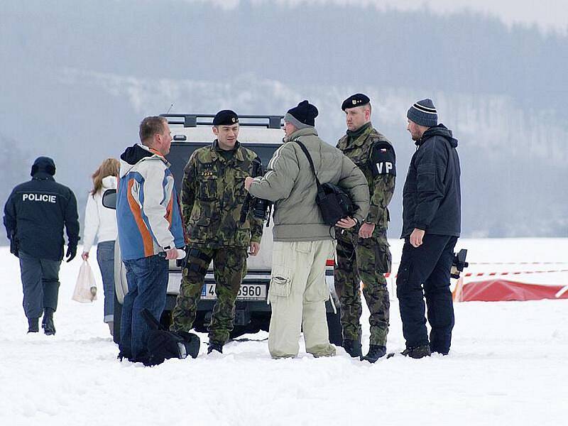 17. února 2010: Při nočních seskocích se zabil na letišti 43. výsadkového mechanizovaného praporu parašutista. 