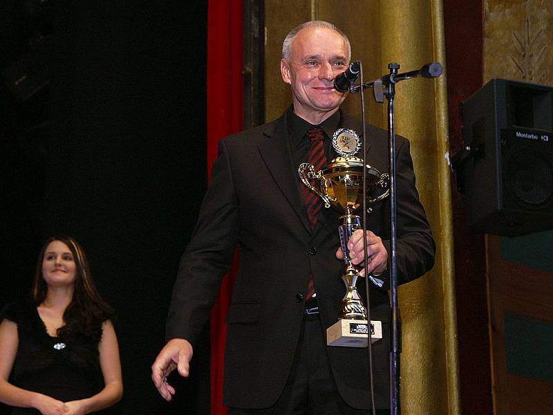 Josef Macháček s trofejí pro Nejúspěšnějšího sportovce Chrudimska roku 2009 v kategorii jednotlivci dospělí.