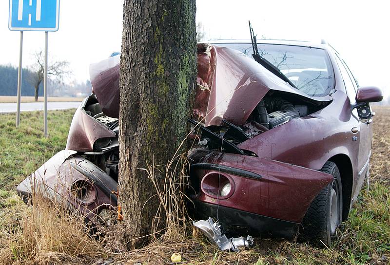 Řidič fiatu narazil mezi Hrochovým Týncem a Čankovicemi do stromu.