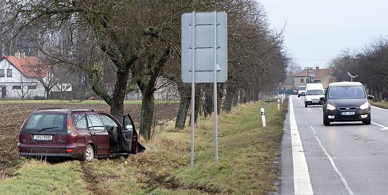 Řidič fiatu narazil mezi Hrochovým Týncem a Čankovicemi do stromu.