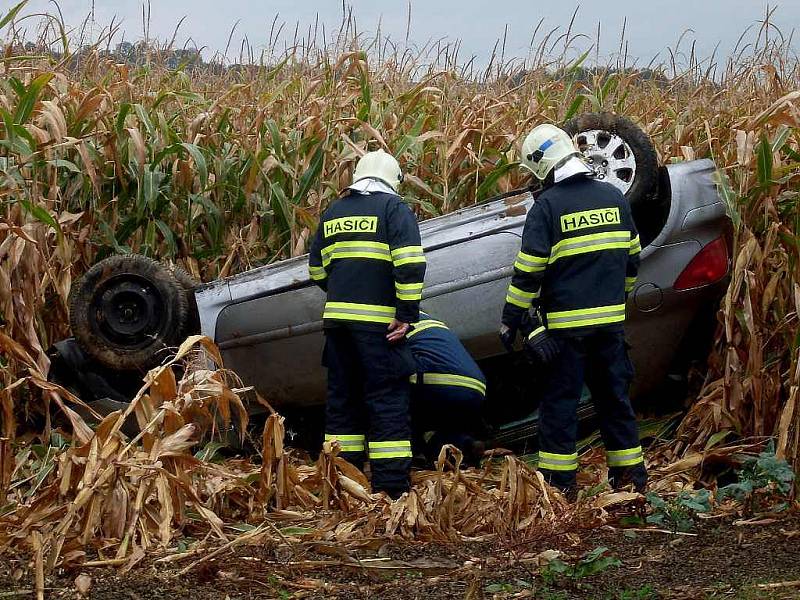 Peugeot 307 skončil na střeše a mimo silnici nedaleko Podlažic. 