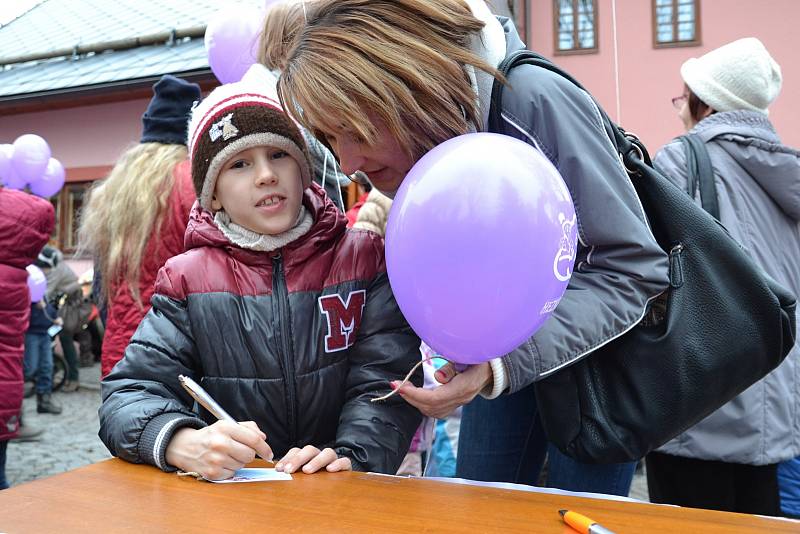 Děti vypuštěly v hlineckém Betlémě balónky s přáním pro Ježíška.