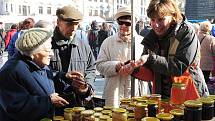 První chrudimský jarmark na Resslově náměstí v roce 2011 se nesl v duchu masopustní tradice. Obchůzku obstaral zdejší folklorní soubor Kohoutek.