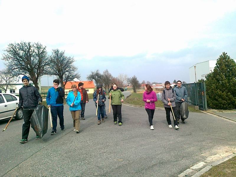 Skupina dvaceti studentů a dvou pedagogů Střední školy zemědělské a VOŠ Chrudim tradičně „uklízela svět“.