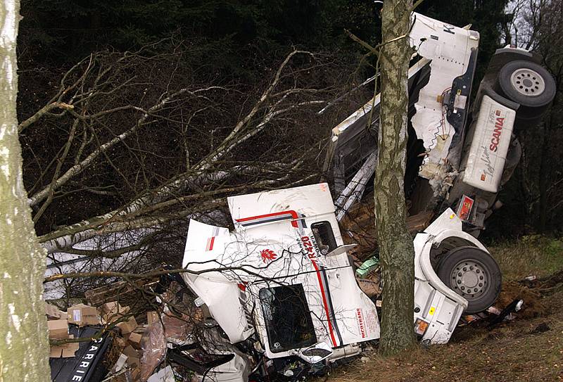 Kamion při nehodě přerazil u Trhové Kamenice vzrostlý strom. Kabina byla zdemolována, ale řidič jako zázrakem přežil.