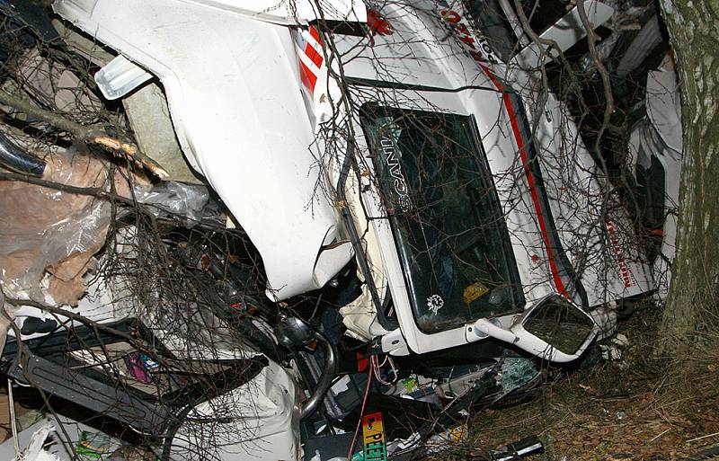 Kamion při nehodě přerazil u Trhové Kamenice vzrostlý strom. Kabina byla zdemolována, ale řidič jako zázrakem přežil.