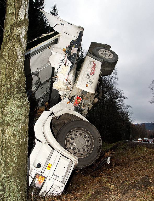 Kamion při nehodě přerazil u Trhové Kamenice vzrostlý strom. Kabina byla zdemolována, ale řidič jako zázrakem přežil.