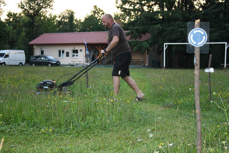 Cestu domů z piva v Hiltonu usnadňuje kruhový objezd