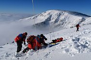 Výcvik horských záchranářů se odehrával i v krkonošském terénu, kam vyrazili ve čtvrtek. Procvičovali situace, k nimž může dojít při lavinách.