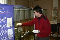 Jan Musil dodává do vitrín výstavy věnované Karlu IV. poslední exponáty