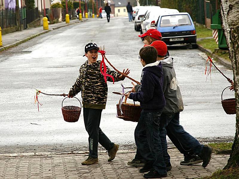 Velikonoční koledníci vyrazili v pondělí do ulic Hlinska. 