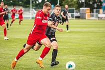 Pomohl k bodu. Ladislav Mužík (v červeném) proměněným pokutovým kopem přispěl k remíze v derby s Hradcem.