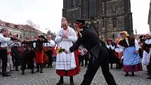 Masopustní obchůzku v Chrudimi obstaral tradičně folklorní soubor Kohoutek.