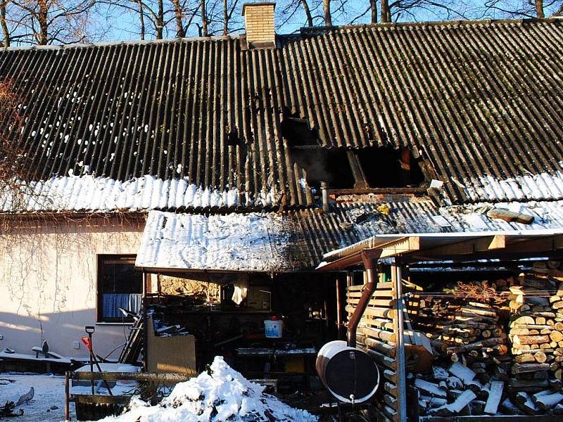 Škoda na bývalém hostinci po ranním požáru v Bojanově-Kovářově.