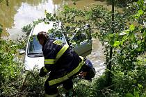 Auto spadlo do rybníku ve Vrbatově Kostelci