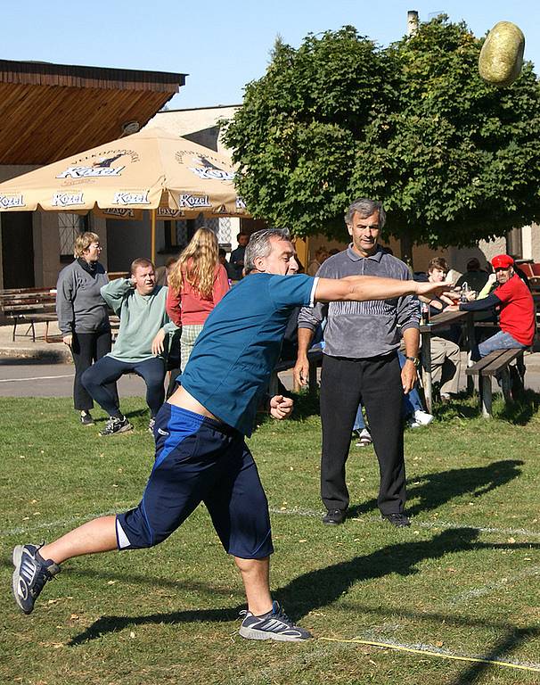 Načešice zaplavilo v sobotu soutěžní nadšení v duchu skotských her.