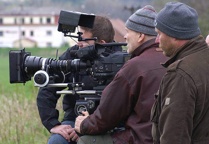 Filmaři natáčejí v Podlažicích u Chrasti Ďáblovu lest režiséra Jiřího Stracha.