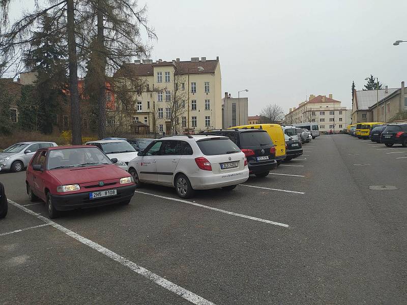 Z Opletalovy ulice je možné zajet do prostoru, kde měl parkovací dům stát. Z Rubešovy ulice, z místa bývalých jatek, to možné není a nebude, pozemky jsou v soukromých rukou.