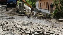 Vylitý a rozbouřený Podolský potok odnesl ve Vápenném Podolu celou silnici, vydlážděnou masivními žulovými kostkami. Místy proud během chvíle vyhloubil až metrové koryto. Vytopil rovněž dva domy.