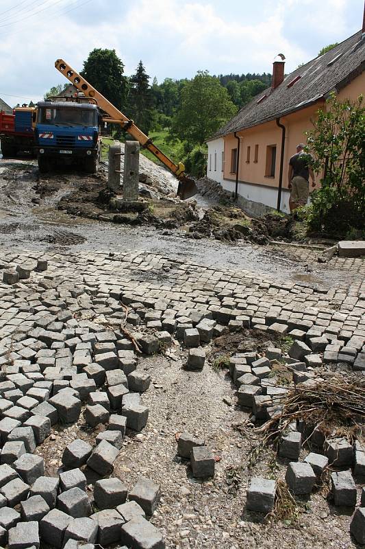 Vylitý a rozbouřený Podolský potok odnesl ve Vápenném Podolu celou silnici, vydlážděnou masivními žulovými kostkami. Místy proud během chvíle vyhloubil až metrové koryto. Vytopil rovněž dva domy.