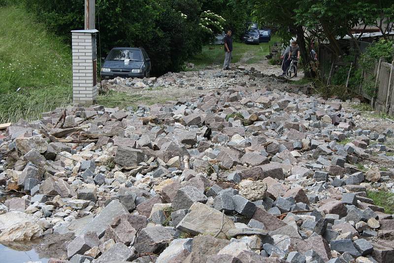 Vylitý a rozbouřený Podolský potok odnesl ve Vápenném Podolu celou silnici, vydlážděnou masivními žulovými kostkami. Místy proud během chvíle vyhloubil až metrové koryto. Vytopil rovněž dva domy.