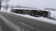 Kamion s návěsem Scania havaroval v pondělí 13. prosince poblíž Rané u Hlinska. Z příkopu ho museli vyprostit hasiči. 