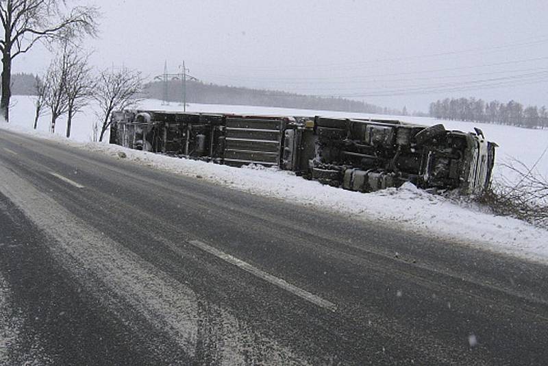 Kamion s návěsem Scania havaroval v pondělí 13. prosince poblíž Rané u Hlinska. Z příkopu ho museli vyprostit hasiči. 