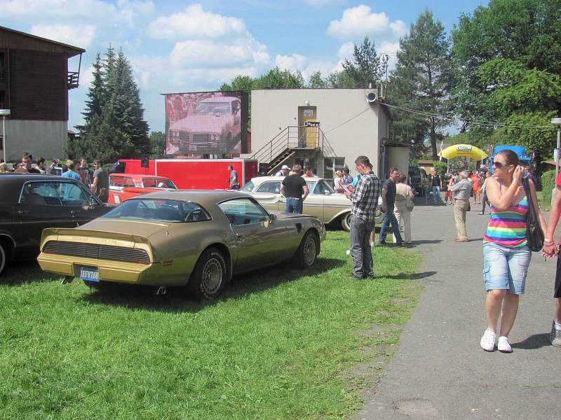 Milovníci amerických aut si dali sraz v Autokempu Konopáč u Heřmanova Městce.