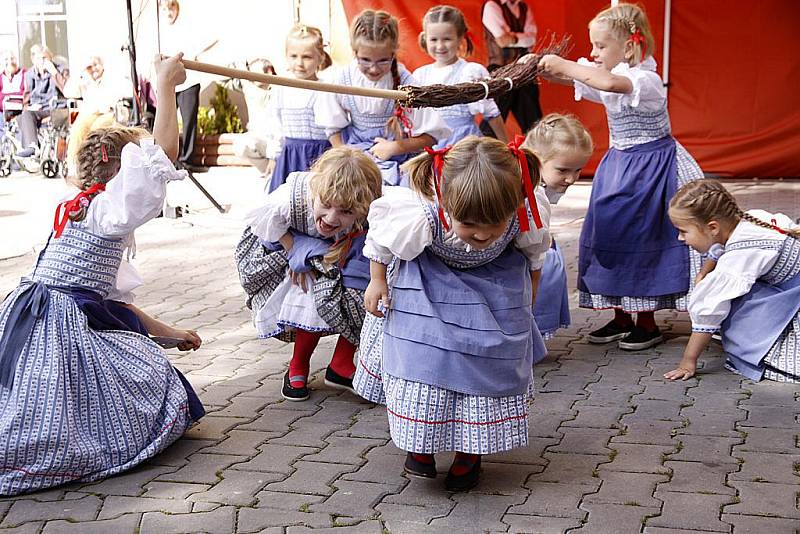 Slavnostní otevření zahrad u Domova seniorů Drachtinka