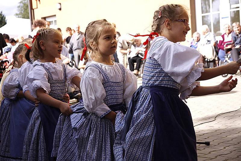 Slavnostní otevření zahrad u Domova seniorů Drachtinka